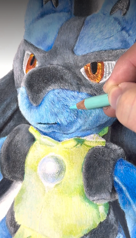 「目を疑うリアルさ」色鉛筆で描いたルカリオのぬいぐるみに「本物にしか見えない」「脳バグる」