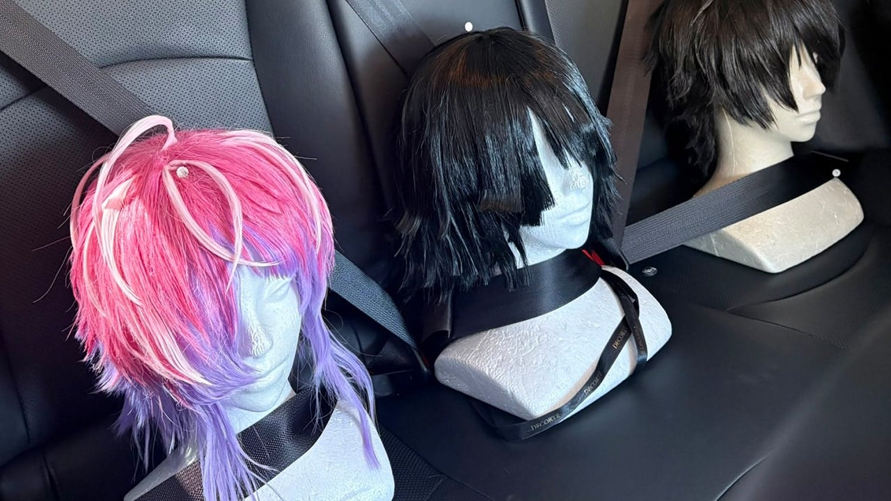 コスプレイヤーの後部座席がシュールすぎる！遠征勢のライフハックに「こうすればいいのか……！」