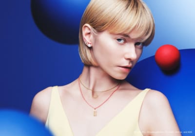 DORAEMON STAR JEWELRY モデル着用イメージ どこでもドアチャーム