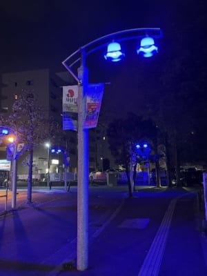 入間市アポポ商店街の青色ライトアップ