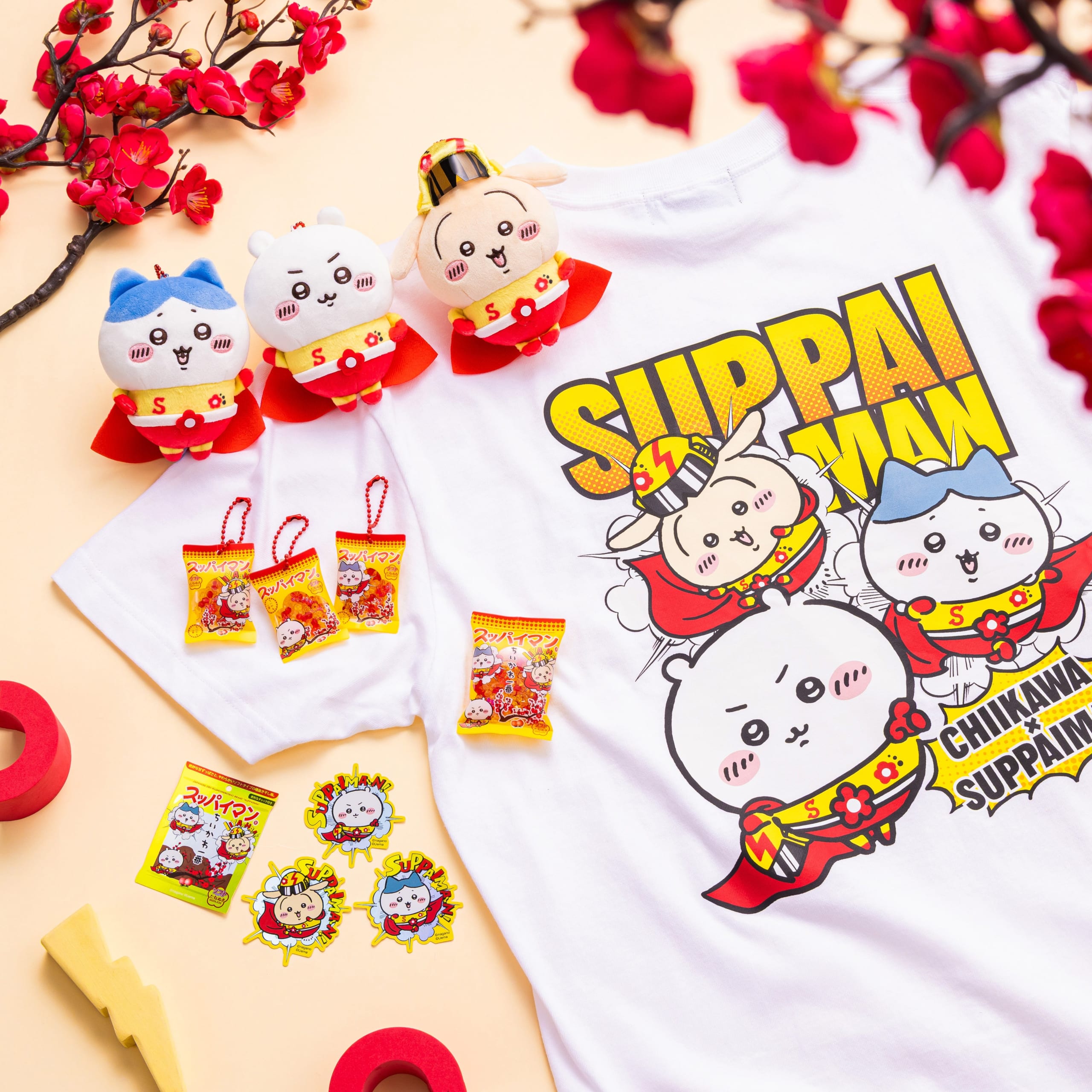 「ちいかわ×スッパイマン」コラボグッズが8月7日に発売！コスチューム姿のマスコット＆シャカシャカキーホルダーが登場