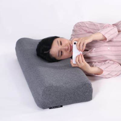 ゲーミングロングピローを使って横向きでスマホを操作する様子