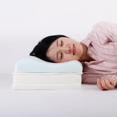 高さ調整シートを重ねたゲーミングロングピローで横向きに寝る様子