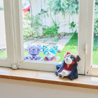 「ドギュっとコレクション」ヒプノシスマイク ぬいぐるみ 窓辺でのシチュエーションカット