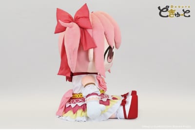 どきゅーと 超特大ぬいぐるみ 鹿目まどか 横から見た様子