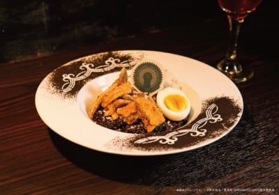 『SAKAMOTO DAYS』コラボカフェ「大佛の可憐な鋸黒カレーリゾット」