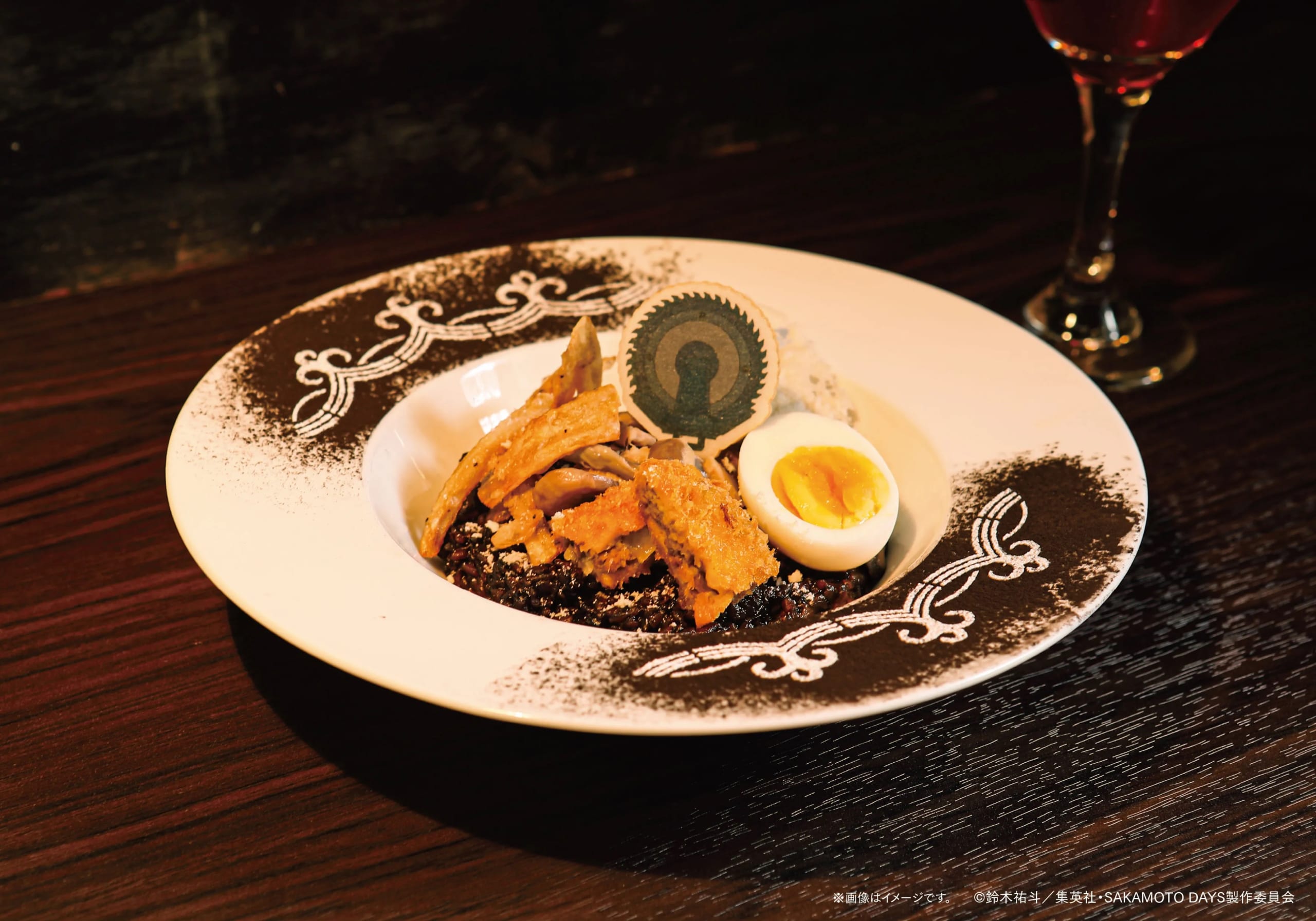 『SAKAMOTO DAYS』コラボカフェ「大佛の可憐な鋸黒カレーリゾット」