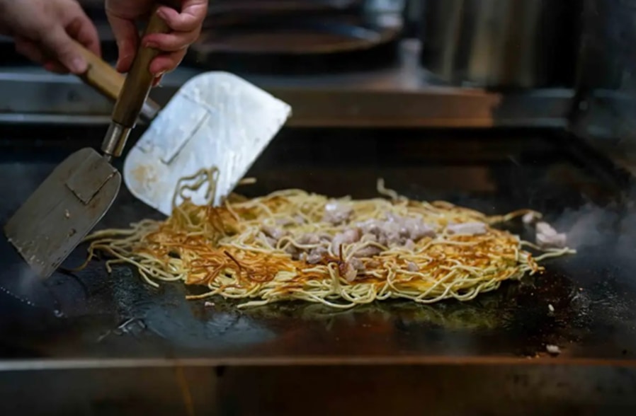 想夫恋焼きを鉄板で焼き上げる職人