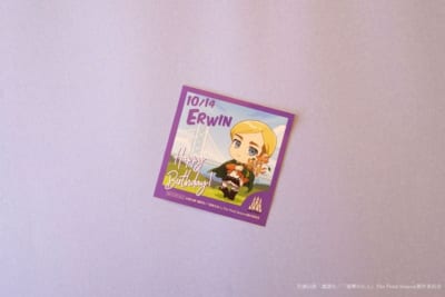 TVアニメ『進撃の巨人』×ニジゲンノモリ コラボイベント「エルヴィンバースデイ記念オリジナルステッカー」 画像1