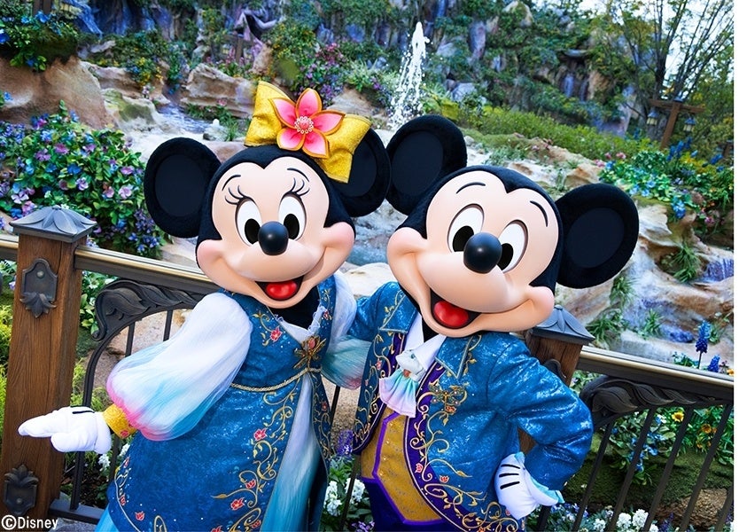魔法の泉のほとりで、楽しそうなミッキーマウスとミニーマウス。©Disney