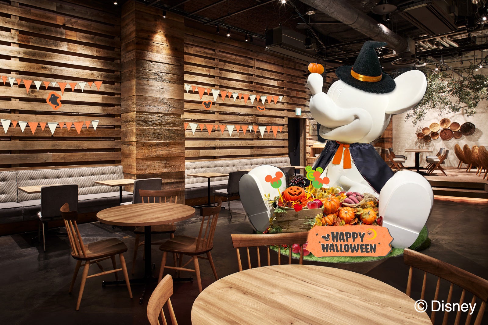 店内のミッキーマウスをイメージしたスタチューもハロウィーンデザインに。