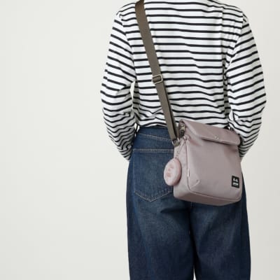 『MOOMIN』秋の新色「ヒースグレー」が上品!約275gの軽量ショルダーバッグ、ミニポーチ付き 画像8