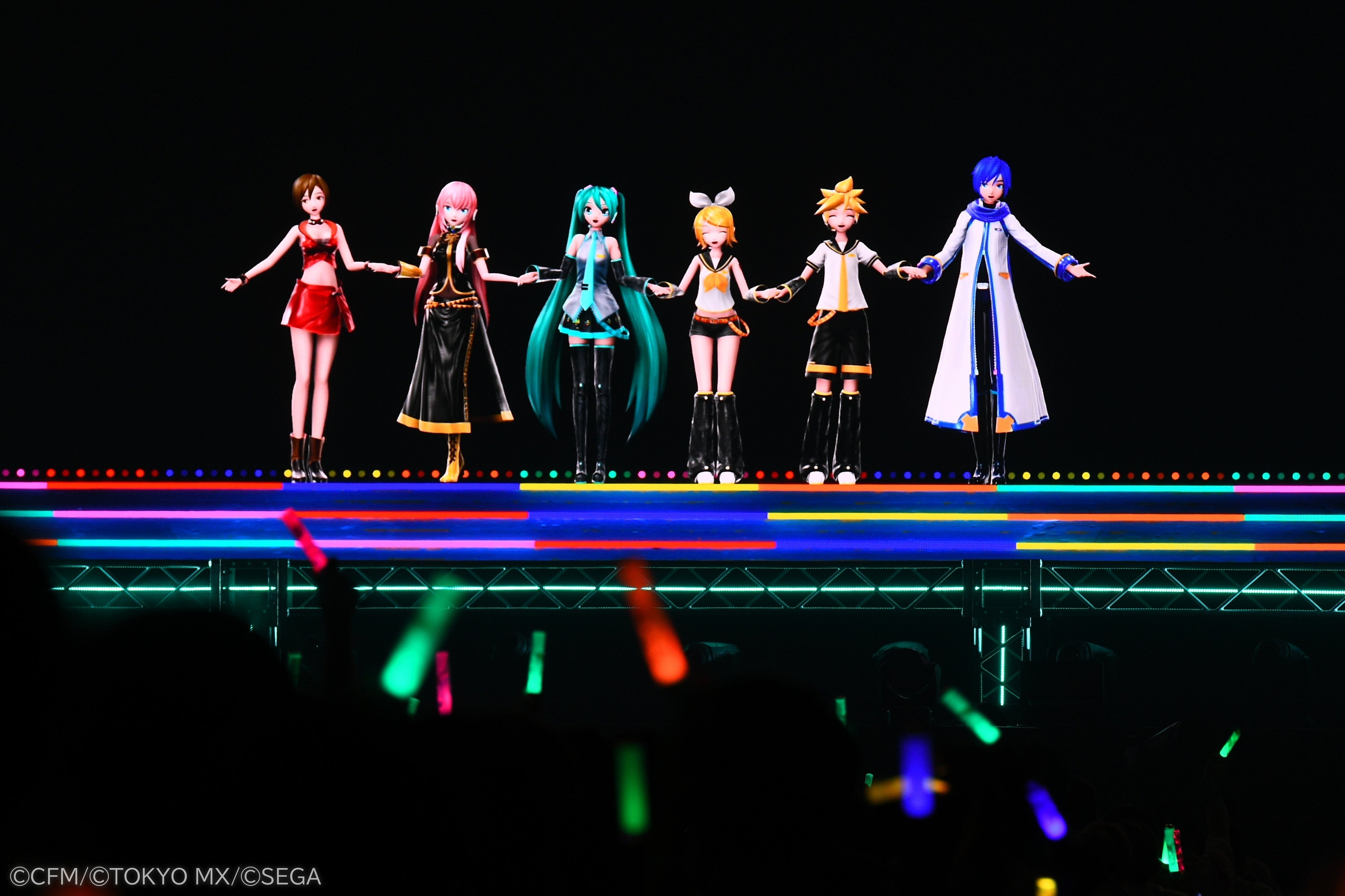 左から順に『MEIKO』『巡音ルカ』『初音ミク』『鏡音リン』『鏡音レン』『KAITO』