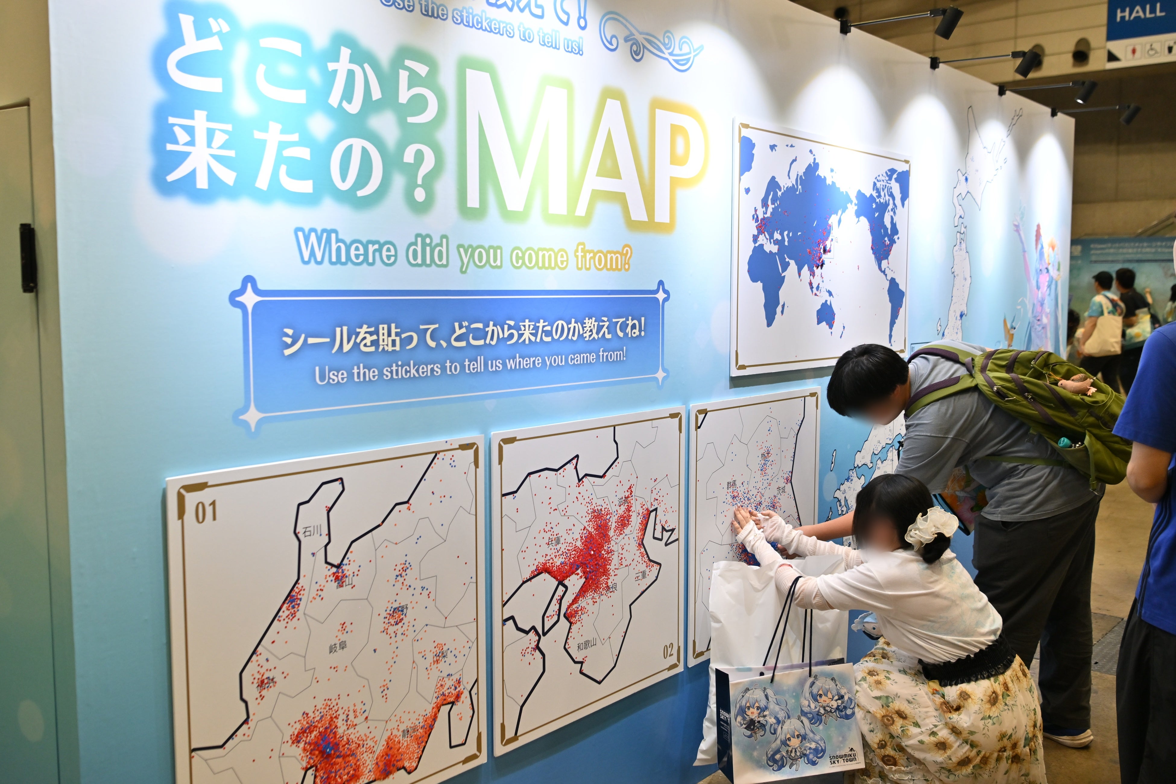 来場者がどこから来たかを示すシールが貼られた「どこから来たのMAP」