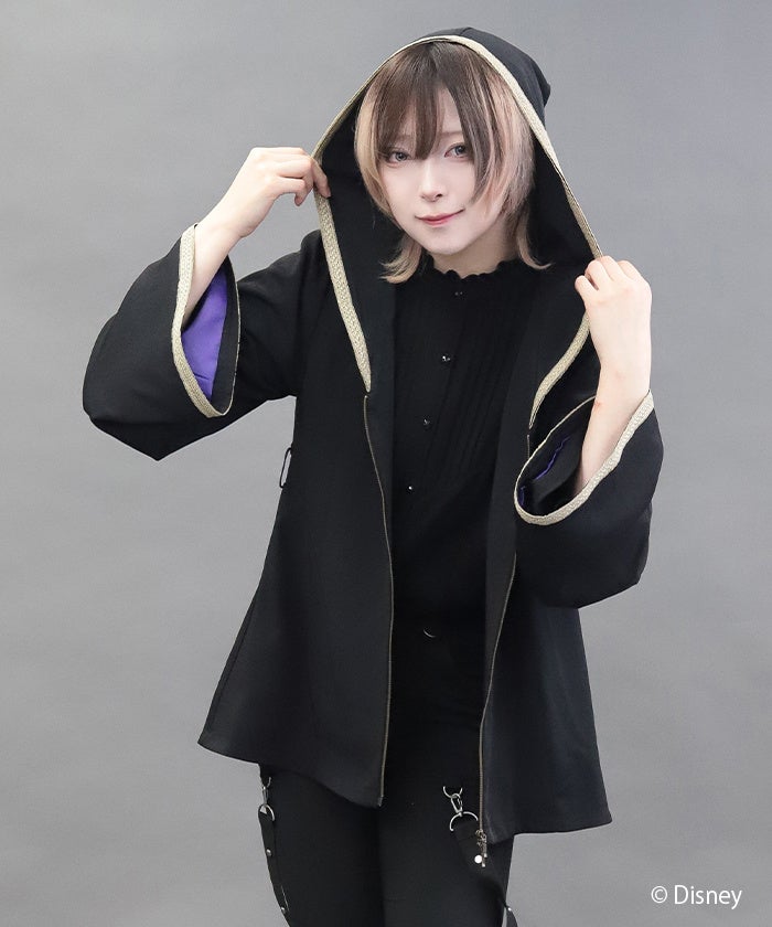 式典服をイメージしたローブデザインジャケットのフード着用例