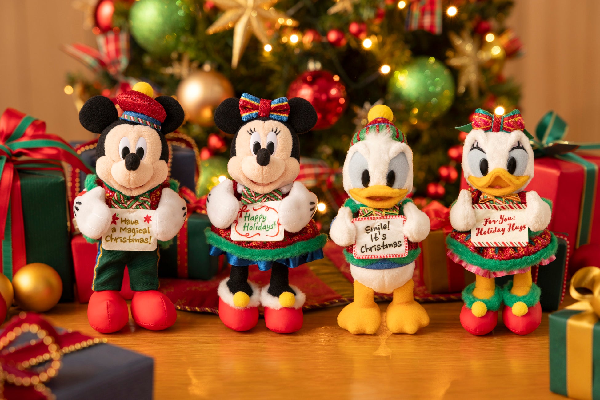 「トイズ・ワンダラス・クリスマス!」モチーフのミッキーマウスと仲間たちのぬいぐるみバッジ