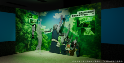 TVアニメ「Dr.STONE」展 全員同じ幅で並ぶ石化体験フォトスポットの展示イメージ