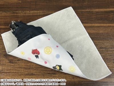 『夜桜さんちの大作戦』マジックタオルで折りたたみ傘を包む使用例