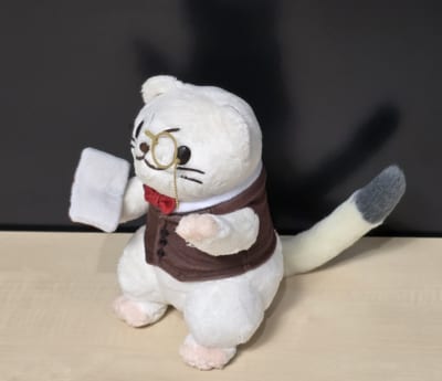 本を広げたログ男ぬいぐるみの別角度