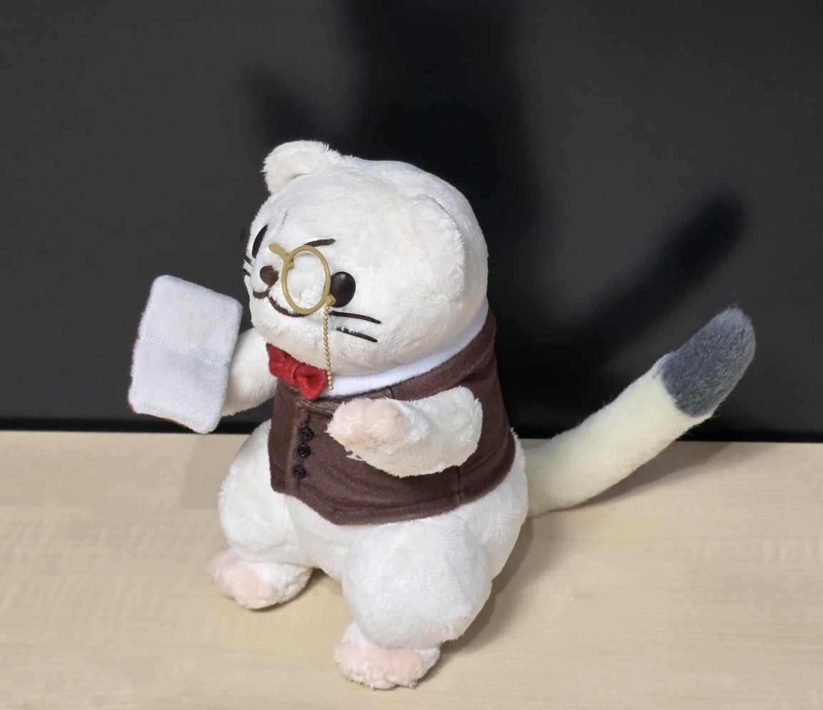 本を広げたログ男ぬいぐるみの別角度