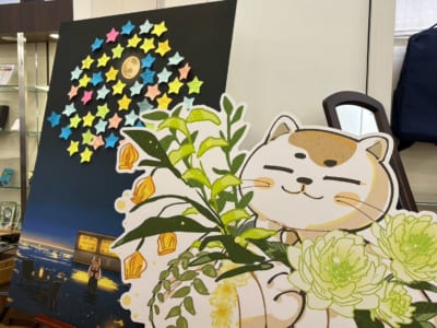 丸善 京都本店の『満月珈琲店の星詠み』三毛猫マスターのパネルと願いごとボード