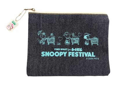 デニムポーチ（約17×23㎝） 1,210円 ※キーホルダー付