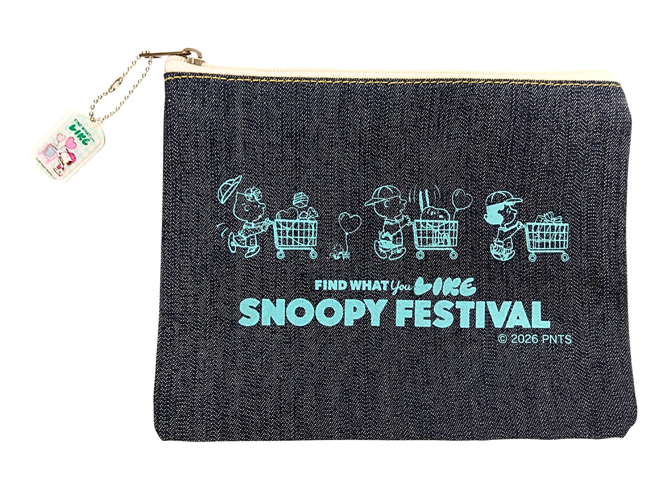 デニムポーチ（約17×23㎝） 1,210円 ※キーホルダー付