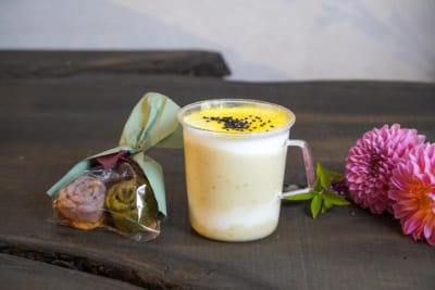 黄金の甘藷ラテと花咲く薔薇のフロランタンブーケセット