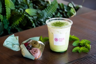 猫猫の深緑抹茶ラテと花咲く薔薇のフロランタンブーケセット