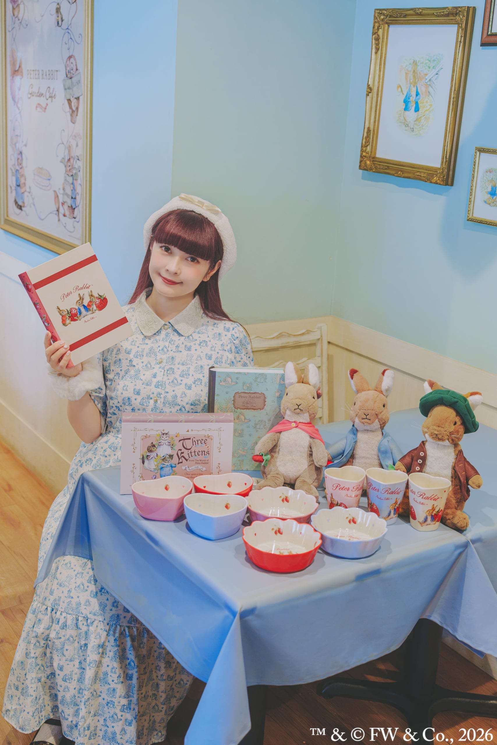 オリジナル柄の衣装を着た青木美沙子とピーターラビットの世界観