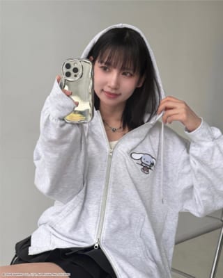 『サンリオキャラクターズ』×AS KNOW AS plus Wzipスウェットパーカー 前身頃のもぐもぐ食べるサンリオキャラクター刺繍
