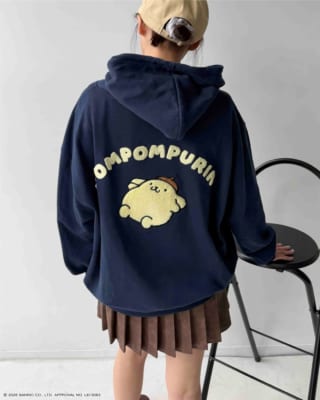 『サンリオキャラクターズ』×AS KNOW AS plus Wzipスウェットパーカーのサガラ刺繍とラメ入りロゴ