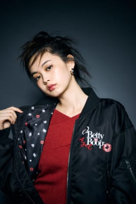 Betty Boop×AZUL BY MOUSSY MA-1と赤いニットの着用ビジュアル