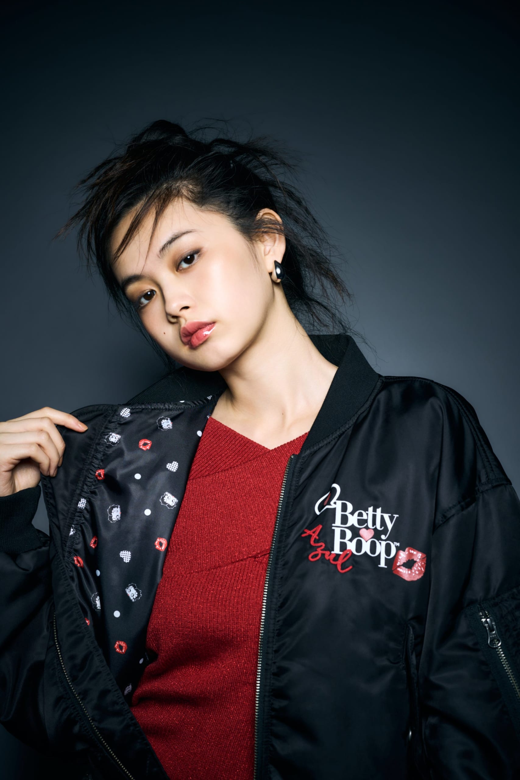 Betty Boop×AZUL BY MOUSSY MA-1と赤いニットの着用ビジュアル