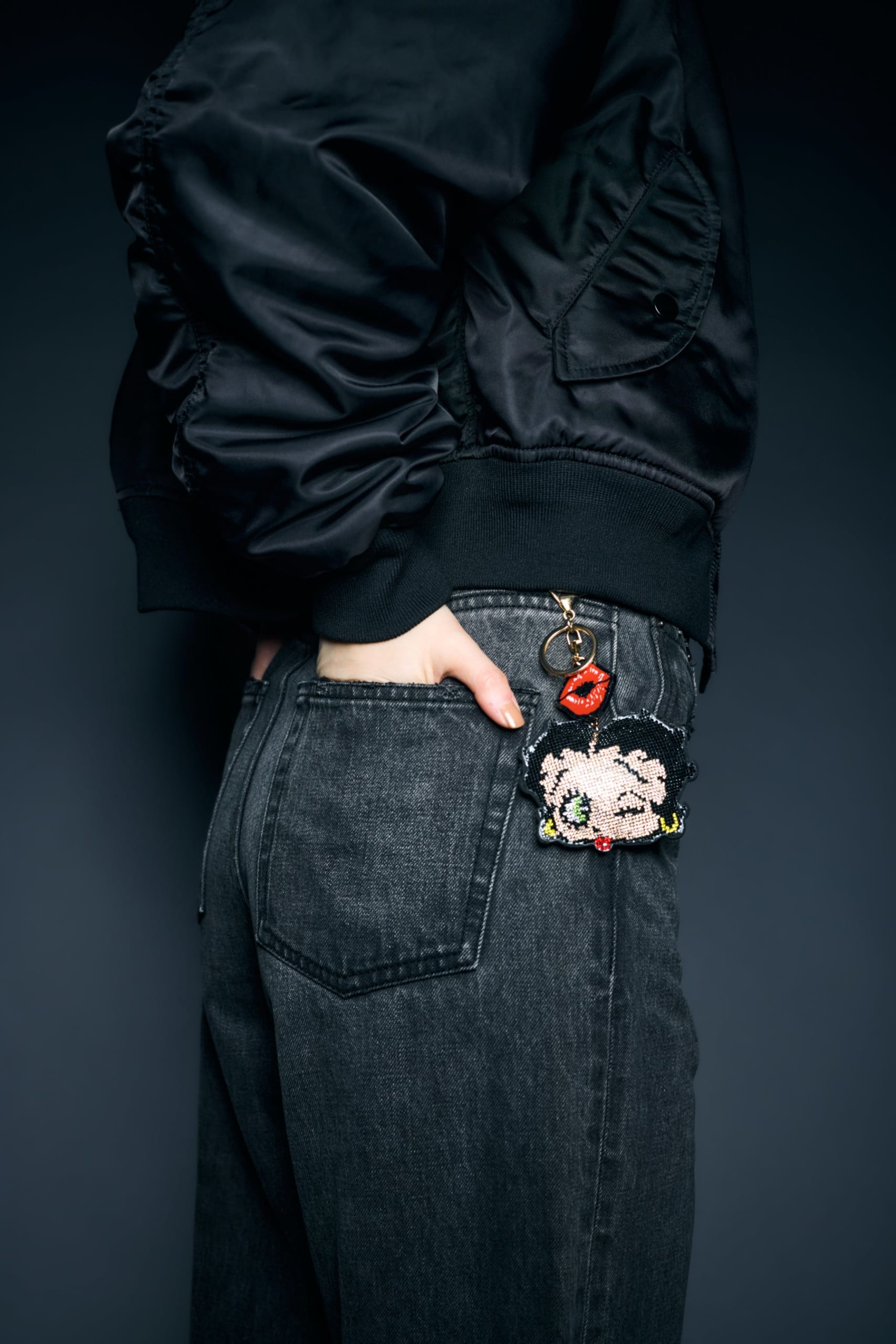 Betty Boop×AZUL BY MOUSSY ラインストーンチャームの着用ビジュアル