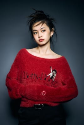 Betty Boop×AZUL BY MOUSSY 赤いシャギーニットの着用ビジュアル