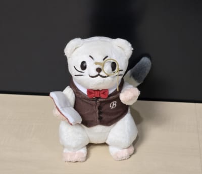 赤い蝶ネクタイとベストを着けたログ男ぬいぐるみの正面