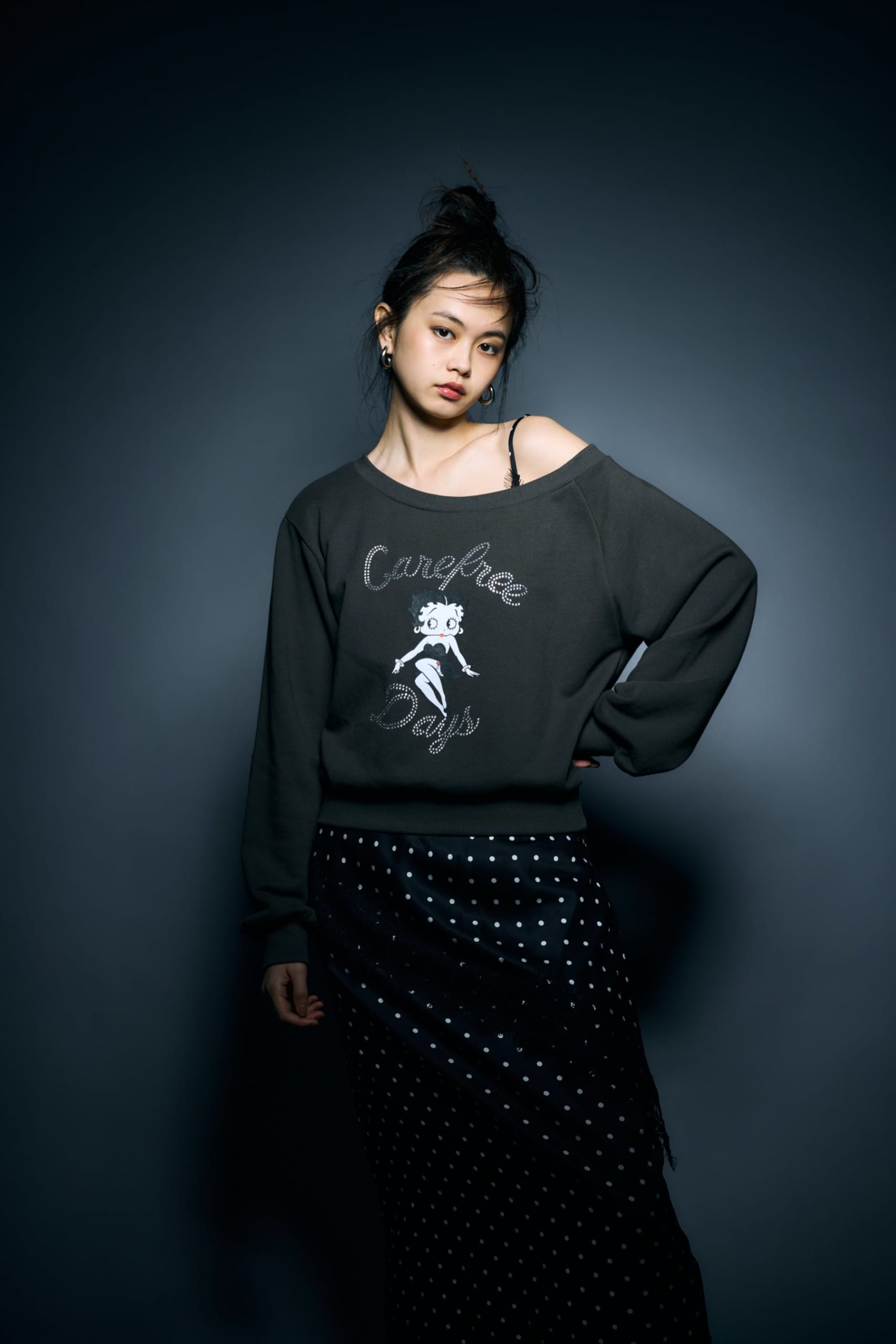 Betty Boop×AZUL BY MOUSSY ワンショルスウェットの着用ビジュアル