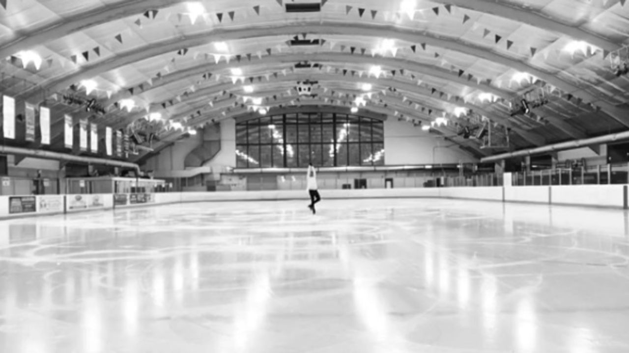 『ユーリ!!! on ICE​』ファンの元フィギュアスケート選手ジョニー・ウィアーさんがユリオの「愛について～Agape～」を滑る動画を公開！