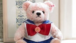 『美少女戦士セーラームーン』とテディベアブランド「シュタイフ」がコラボ!戦士服を着たテディベアのお値段4万3千円!