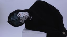 脳が震えるぅぅぅ!着るだけで 『リゼロ』怠惰担当・ペテルギウスになれるパーカーが登場!