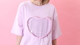 “痛バ”ならぬ“痛Tシャツ”が誕生!?ハートの中に好きなぬいぐるみや缶バッジを入れて出かけよう!