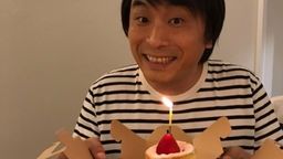お誕生日おめでとうございます!笑顔の関智一さんの後ろにさりげなく写るあの人にも注目!