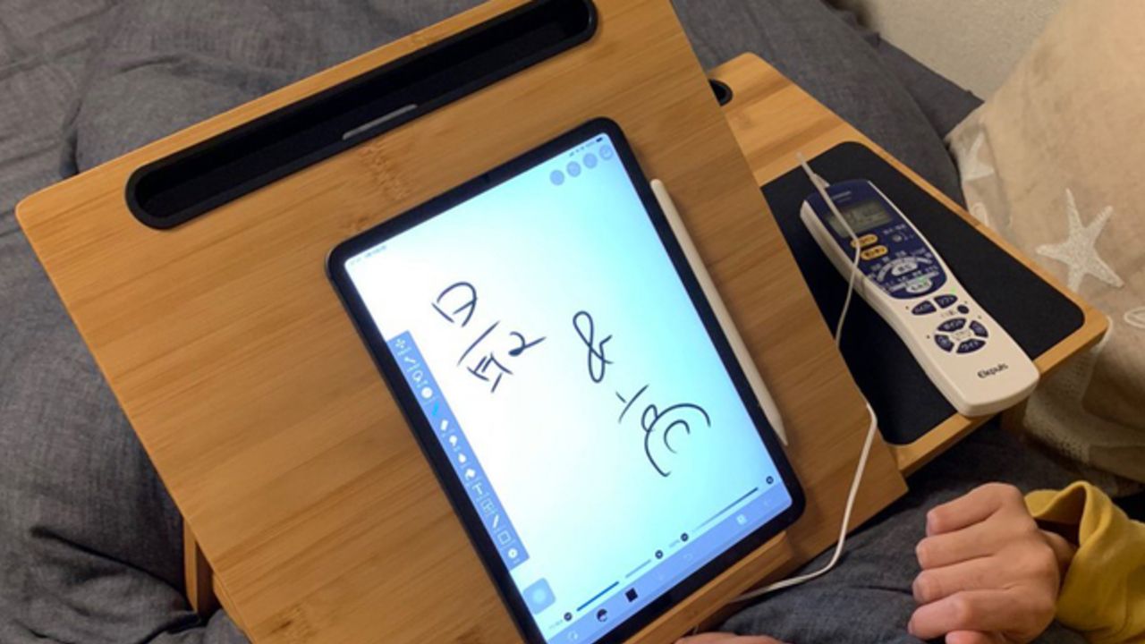 ダラけながらPC・タブレット作業をしたい方に朗報！充電ケーブル穴＆スマホスタンド付きの机「多目的ラップトレイ」が話題