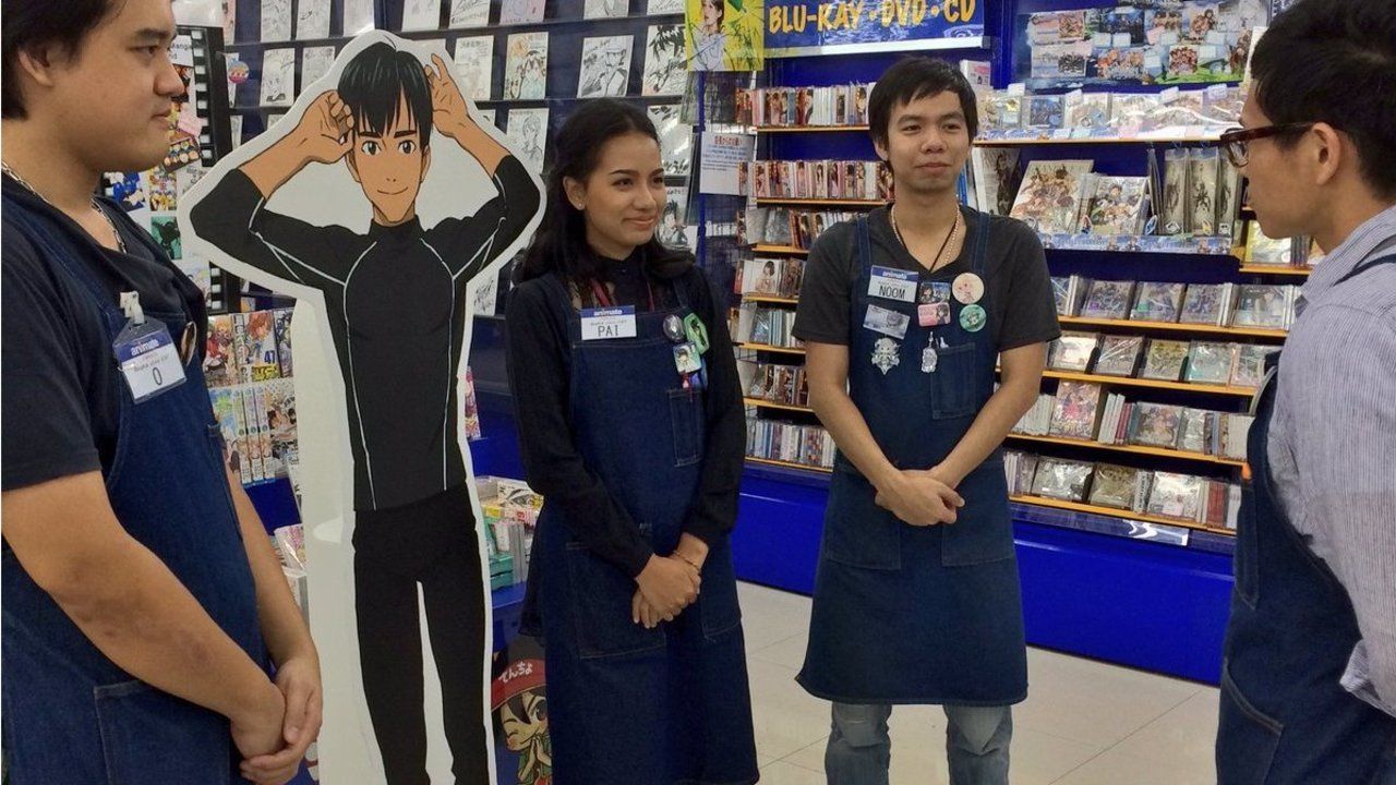 違和感なくアニメイトで働く『ユーリ!!! on ICE』のピチットくん！店長公認のバンコク店期待の星に